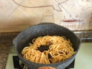 6、黑椒牛肉意面,倒入意面，加一大勺黑胡椒酱