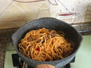 7、黑椒牛肉意面,翻拌均匀，放入适量的食盐、黑胡椒碎和百里香碎。