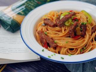 8、黑椒牛肉意面,好吃的黑椒牛肉意面就做好了。