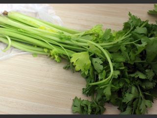 1、芹菜肉馅饺子,芹菜买回家以后摘叶去根洗净备用哟……