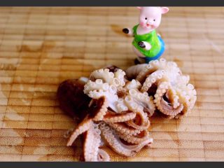 5、芹菜肉馅饺子,八爪蛸提前洗净煮熟后捞出沥干备用……