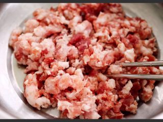 6、芹菜肉馅饺子,把肉馅放到一个大一点的盆子里、这样打馅方便、又不会馅乱飞……