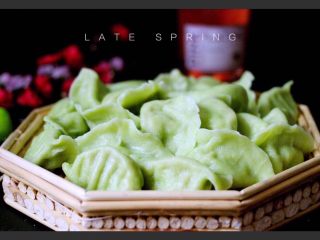 23、芹菜肉馅饺子,把煮好的饺子捞出沥干、放入你喜欢的器皿里