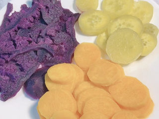 4、芋圆水果捞,蒸熟的番薯晶莹透亮,看着很有食欲????????