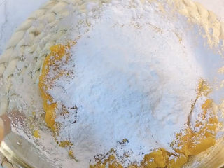 7、芋圆水果捞,少量多次的加入木薯粉,用手揉成光滑的面团。想要芋圆口感Q一点就多家木薯粉就更硬,木薯粉少了就更软。粉多了可以加水或者牛奶揉揉就好了。