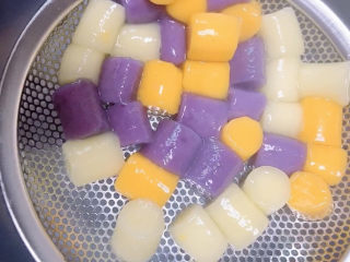 12、芋圆水果捞,水开后再下芋圆煮,用筷子松松,防止粘连。芋圆变透明浮起来就差不多了。煮熟的芋圆颜色鲜亮可好看了。