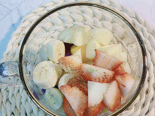 15、芋圆水果捞,放入喜欢的水果,水果切块。