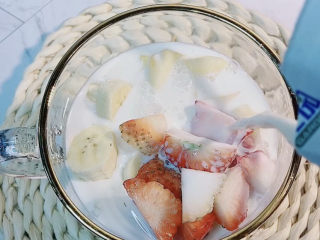 16、芋圆水果捞,倒入牛奶