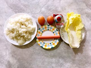 1、炒饭秀～黄金混蛋炒饭,首先我们准备好所有食材