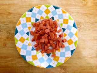 3、炒饭秀～黄金混蛋炒饭,火腿肠如图所示，切成小块