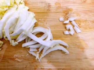 4、炒饭秀～黄金混蛋炒饭,大白菜洗净，沥干水分，如图所示，先切成丝