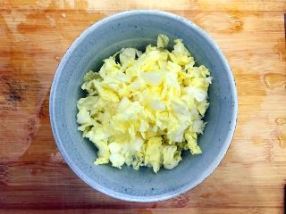 5、炒饭秀～黄金混蛋炒饭,然后再切成末，备用