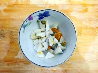 6、炒饭秀～黄金混蛋炒饭,咸鸭蛋去壳，如图所示，切成小块，备用