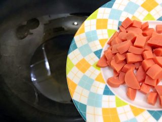 7、炒饭秀～黄金混蛋炒饭,起油锅，油可以稍微多一点点，入火腿肠