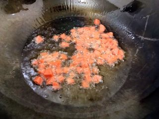 8、炒饭秀～黄金混蛋炒饭,小火煸炒30秒