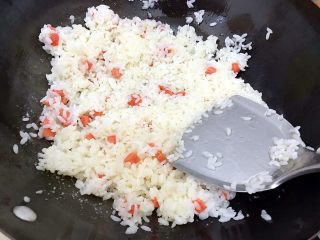 11、炒饭秀～黄金混蛋炒饭,用锅铲将米饭整平整