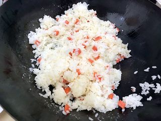 10、炒饭秀～黄金混蛋炒饭,翻炒均匀，尽量把米饭打散