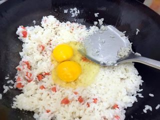 12、炒饭秀～黄金混蛋炒饭,将鸡蛋倒上去