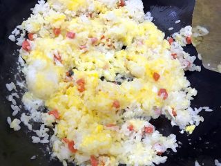 14、炒饭秀～黄金混蛋炒饭,然后开始翻炒，大约翻炒两分钟