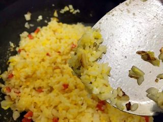 17、炒饭秀～黄金混蛋炒饭,翻炒五分钟之后的样子，很明显已经没有什么水分了