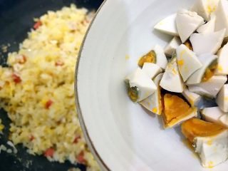 18、炒饭秀～黄金混蛋炒饭,加入咸鸭蛋