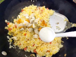19、炒饭秀～黄金混蛋炒饭,加一丢丢细盐，由于咸鸭蛋本身就是咸的，所以这里的细盐千万不要加多了，翻炒均匀之后即可