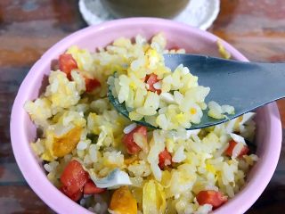 20、炒饭秀～黄金混蛋炒饭,好了，开吃，每一粒米饭都包裹着鸡蛋液，真心好吃