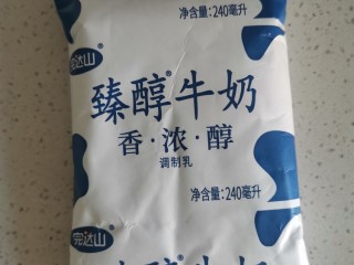 1、暖暖热奶茶,准备纯牛奶