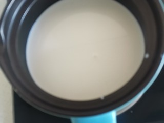 5、暖暖热奶茶,牛奶倒入砂锅