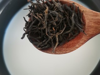 6、暖暖热奶茶,加入红茶