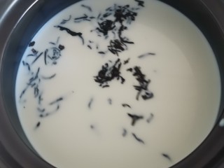 7、暖暖热奶茶,大火煮