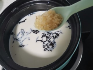 8、暖暖热奶茶,加入冰糖