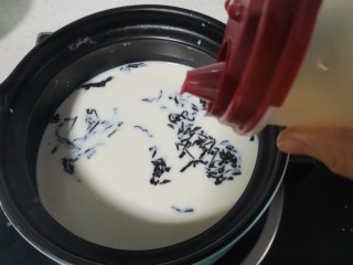 9、暖暖热奶茶,加入蜂蜜煮2分