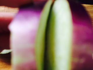 11、鱼香茄饼,将茄子切成稍厚的圆片，需要多少个茄饼就切几片，将切好的茄子圆片中间再划一刀不要划穿，底部留点不要划破