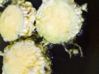 19、鱼香茄饼,将茄饼放入油中小火慢慢炸成表面金黄色