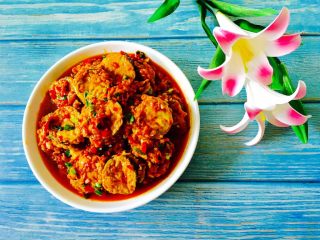 25、鱼香茄饼,将调味汁倒入锅中稍稍用锅铲推动几下，不能使劲搅拌，起锅时放入葱花就可以了