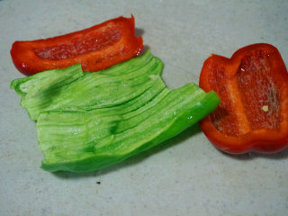 1、蒜泥鸡蛋 ,红椒和青椒清洗干净，用刀将辣椒内的筋去掉，留取光滑的一面