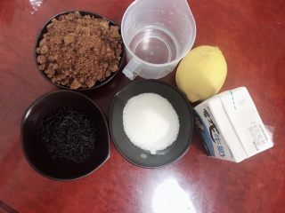 1、手煮奶茶,备齐材料。