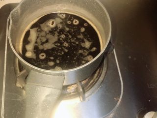 4、手煮奶茶,煮到出现小泡关火，冷却一下。