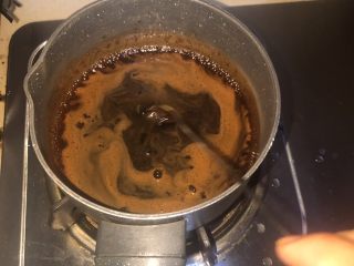 5、手煮奶茶,继续开小火煮至融化。