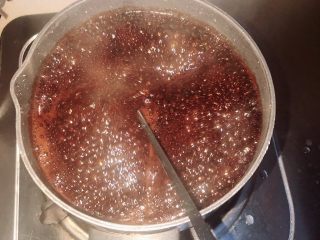 6、手煮奶茶,沸腾后关火。