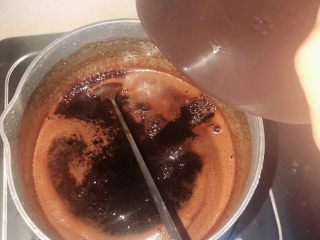 7、手煮奶茶,加入柠檬汁，小火继续熬煮。