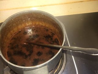 8、手煮奶茶,直至粘稠，晾凉后入冰箱冷藏24小时。