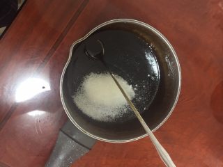 9、手煮奶茶,将白糖倒入糖浆，小火煮开。