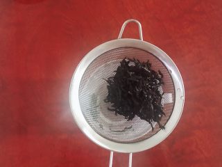 11、手煮奶茶,红茶温水冲洗滤干。