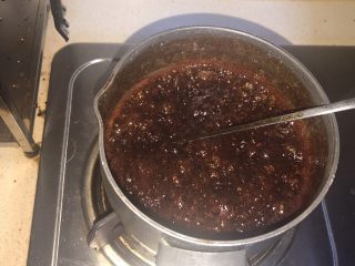 10、手煮奶茶,关火，稍凉后开火继续熬煮。待了冒锅前关火，冷却。