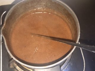 12、手煮奶茶,将1／3的牛奶加入糖浆中，文火烧开。