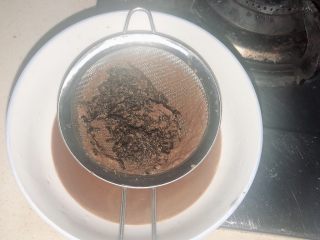 13、手煮奶茶,冲泡茶叶，反复两次。