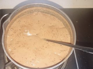 15、手煮奶茶,加入刚刚冲泡好的茶汤，煮开。