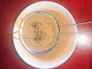 16、手煮奶茶,过滤茶汤3次。